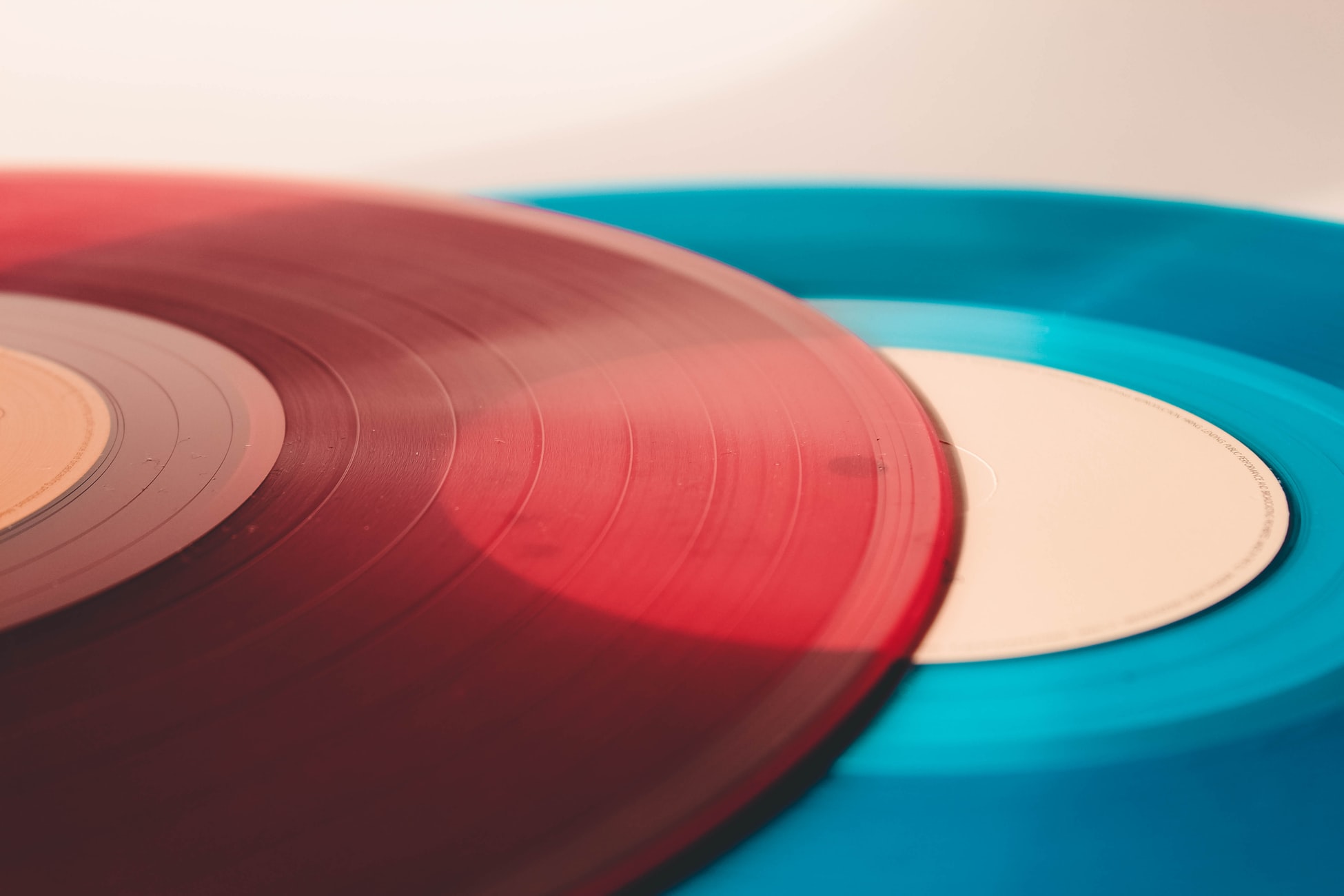 photo de vinyles rouge et bleu